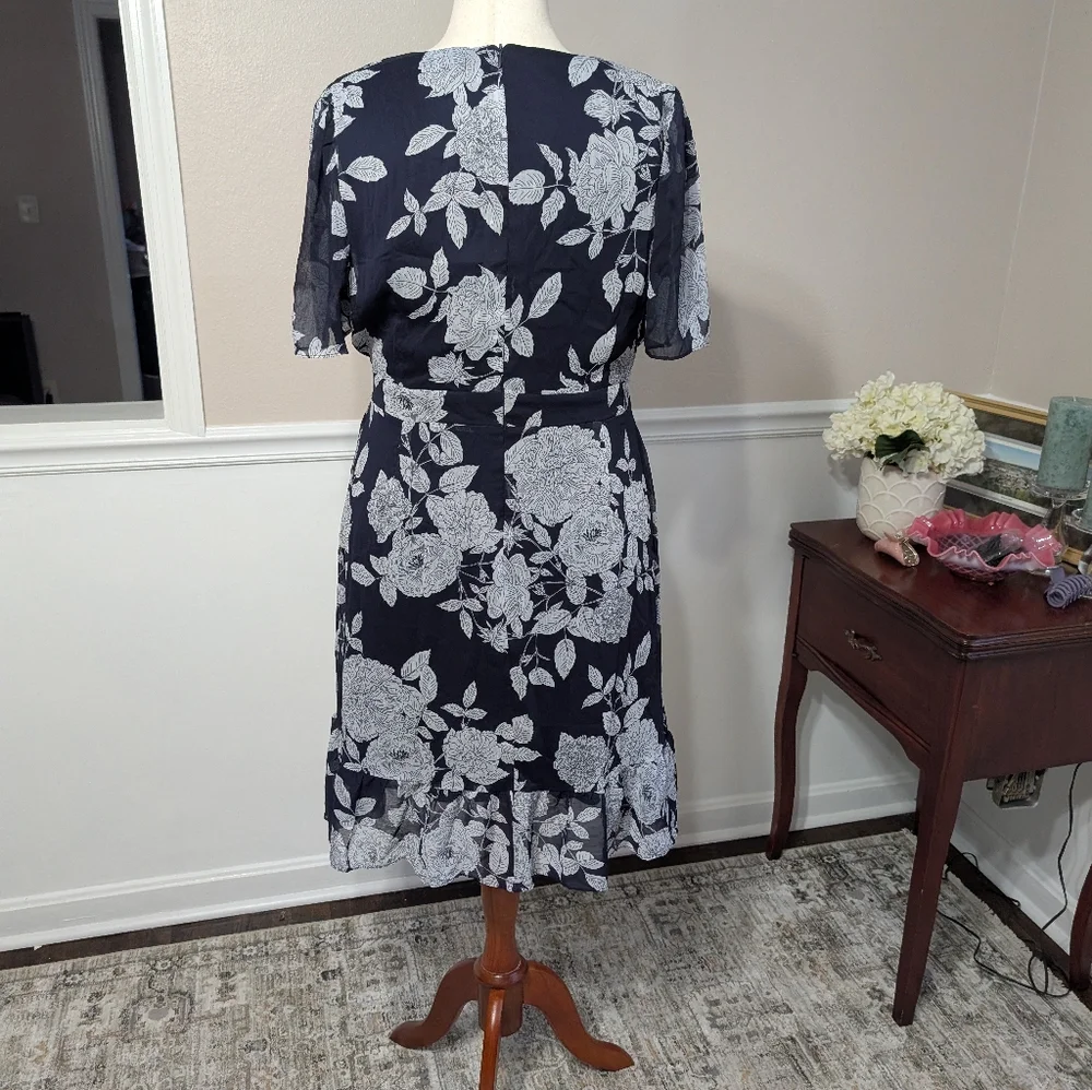 3/$30 London Times Plus Floral Dress - Picture 8 of 11